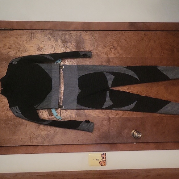 Black & Gray Two-Piece Workout / Yoga - Picture 7 of 9